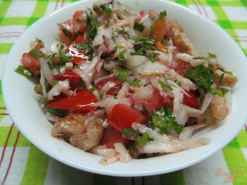Фото приготовление рецепта: Салат из жареной свинины с редькой и помидором шаг №5