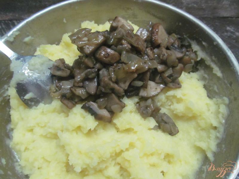 Фото приготовление рецепта: Толченый картофель с грибами шаг №5