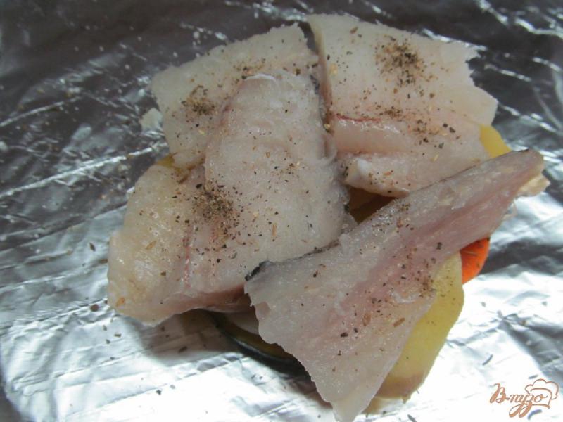 Фото приготовление рецепта: Печеные овощи с рыбой шаг №4