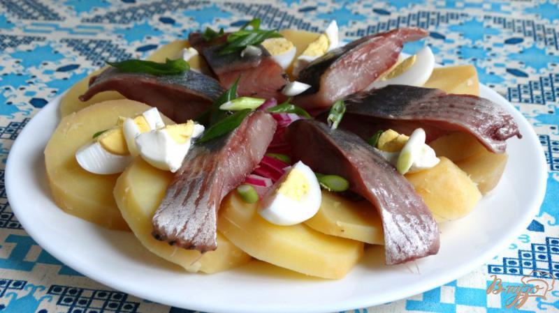 Фото приготовление рецепта: Салат с сельдью и картофелем шаг №5