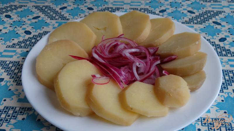Фото приготовление рецепта: Салат с сельдью и картофелем шаг №3