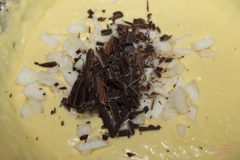 Фото приготовление рецепта: Пирог с шоколадом и грушей шаг №4