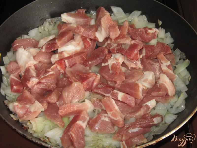 Фото приготовление рецепта: Свинина тушеная с молодым картофелем шаг №2