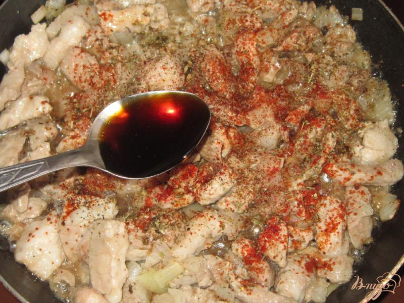 Фото приготовление рецепта: Свинина тушеная с молодым картофелем шаг №3