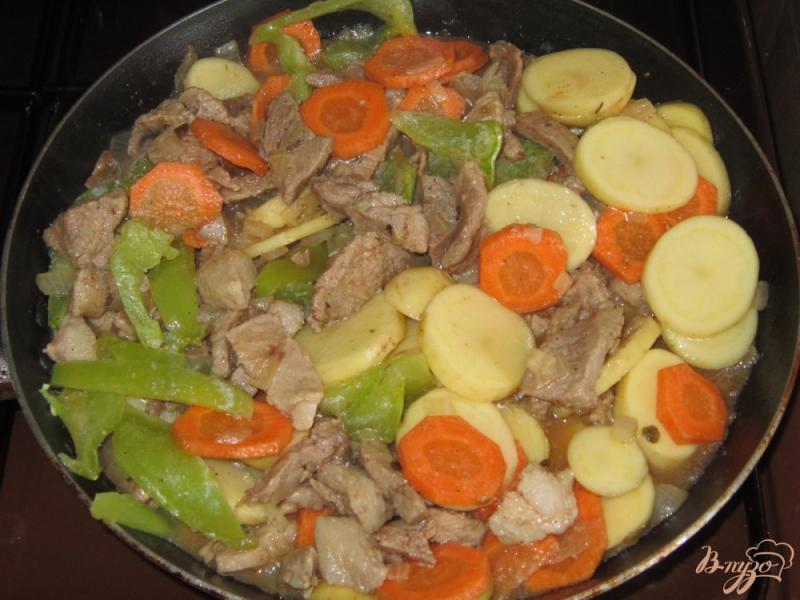 Фото приготовление рецепта: Свинина тушеная с молодым картофелем шаг №6