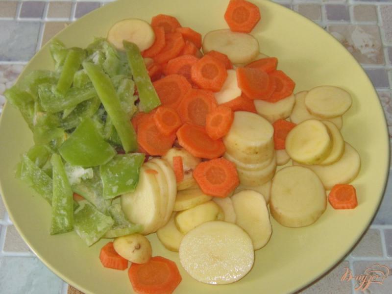 Фото приготовление рецепта: Свинина тушеная с молодым картофелем шаг №5