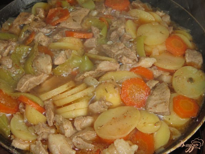 Фото приготовление рецепта: Свинина тушеная с молодым картофелем шаг №7