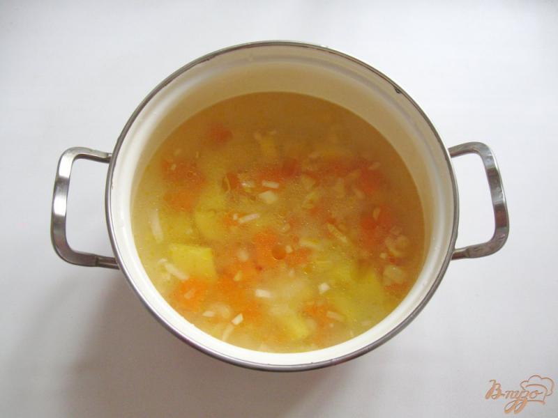 Фото приготовление рецепта: Суп с пельменями шаг №3