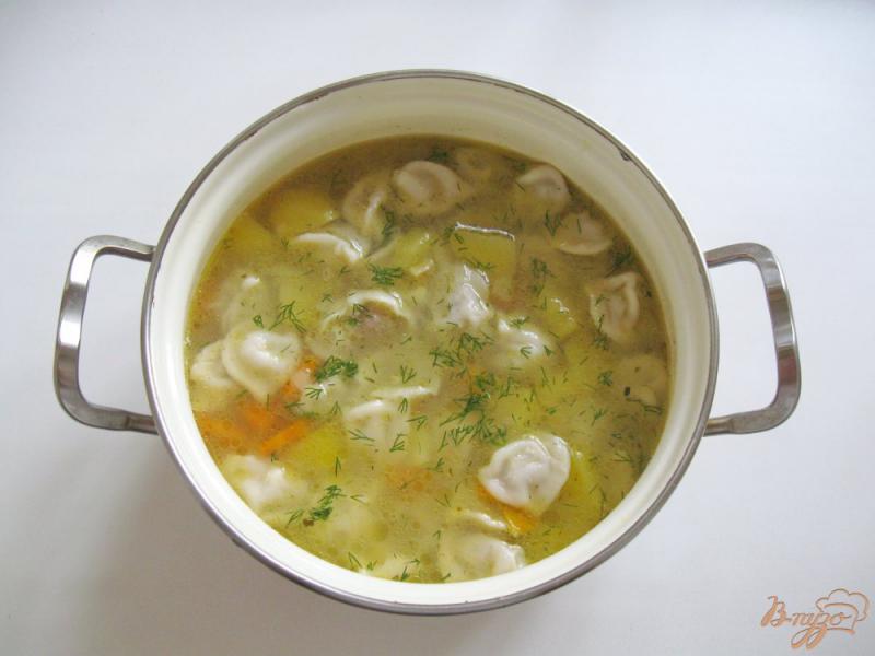 Фото приготовление рецепта: Суп с пельменями шаг №6