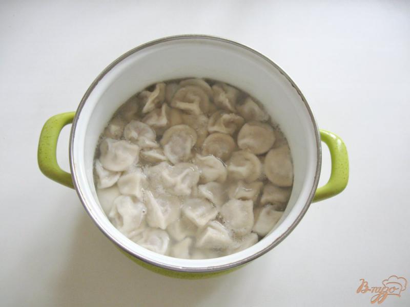 Фото приготовление рецепта: Суп с пельменями шаг №4