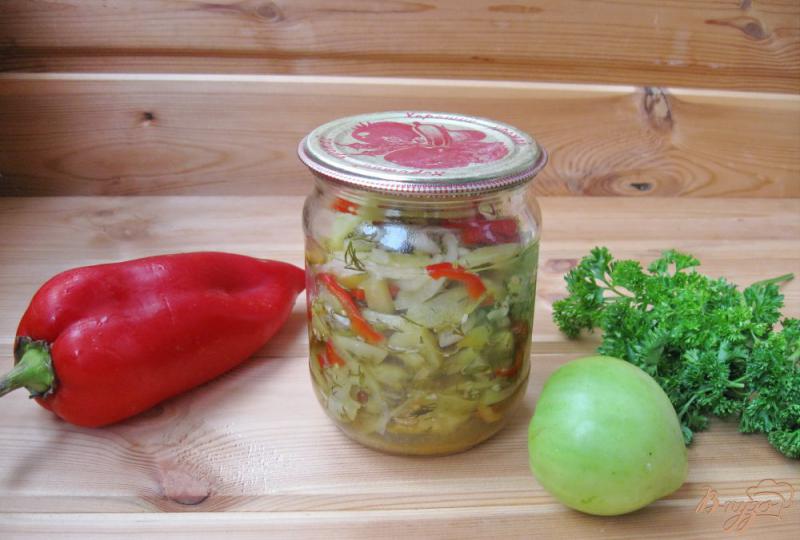 Фото приготовление рецепта: Салат с зелеными помидорами и перцем на зиму шаг №8