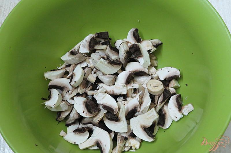 Фото приготовление рецепта: Суп с фасолью и грибами шаг №3