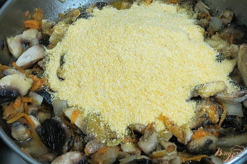 Фото приготовление рецепта: Суп с фасолью и грибами шаг №6