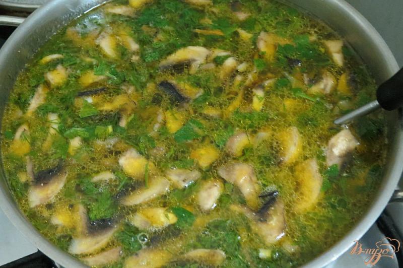 Фото приготовление рецепта: Суп с фасолью и грибами шаг №7