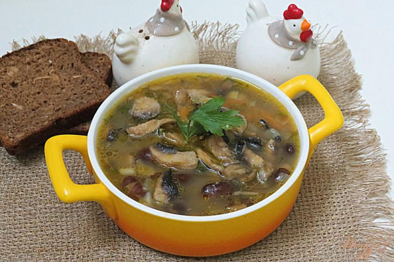 Фото приготовление рецепта: Суп с фасолью и грибами шаг №9
