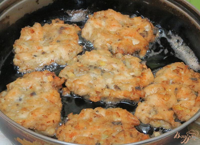 Фото приготовление рецепта: Куриные рубленые котлеты с грибами шаг №7