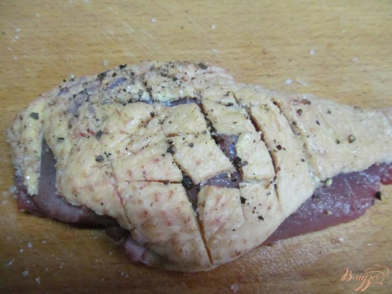 Фото приготовление рецепта: Салат из утиной грудинки с тыквой и грибами шаг №2