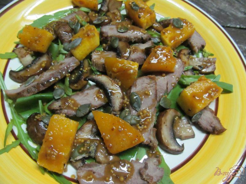 Фото приготовление рецепта: Салат из утиной грудинки с тыквой и грибами шаг №8