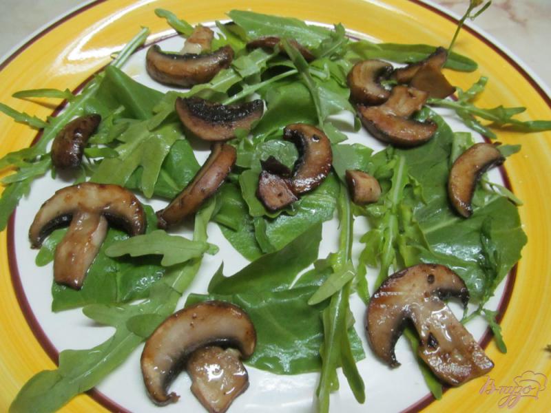 Фото приготовление рецепта: Салат из утиной грудинки с тыквой и грибами шаг №4