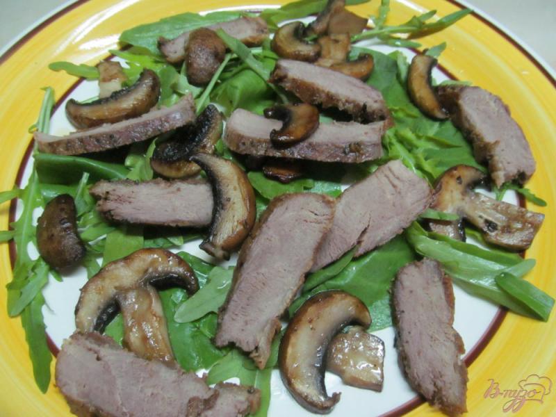 Фото приготовление рецепта: Салат из утиной грудинки с тыквой и грибами шаг №5