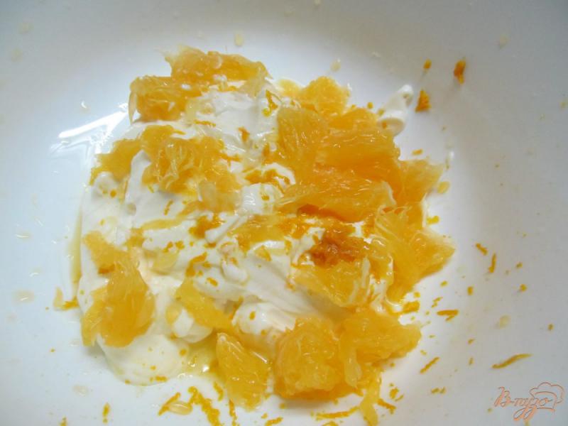 Фото приготовление рецепта: Десерт из брауни с сыром и сухофруктами шаг №3