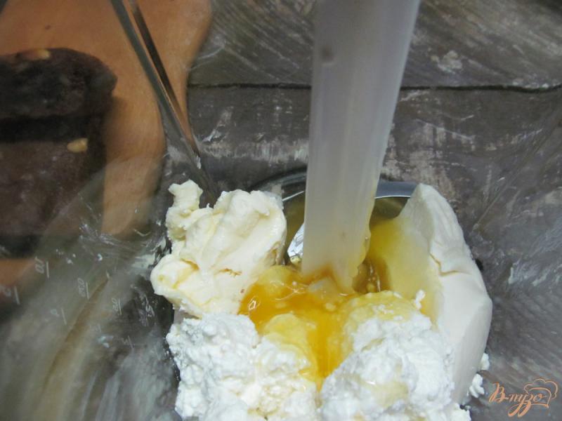 Фото приготовление рецепта: Десерт из брауни с сыром и сухофруктами шаг №2