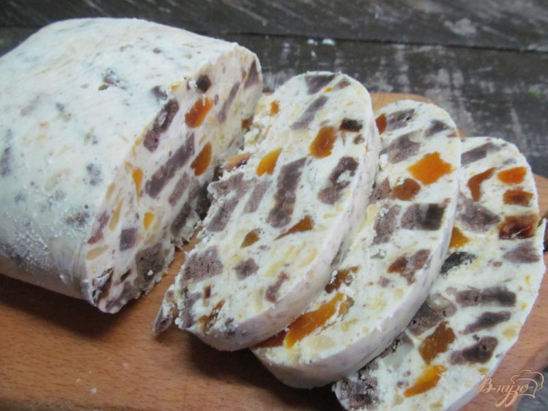 Фото приготовление рецепта: Десерт из брауни с сыром и сухофруктами шаг №7