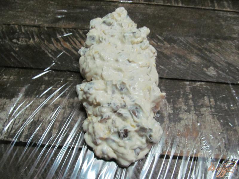 Фото приготовление рецепта: Десерт из брауни с сыром и сухофруктами шаг №5