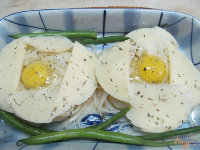 Фото приготовление рецепта: Гнезда из макарон с яйцом под сырной корочкой шаг №2