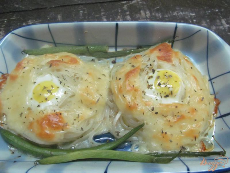 Фото приготовление рецепта: Гнезда из макарон с яйцом под сырной корочкой шаг №3