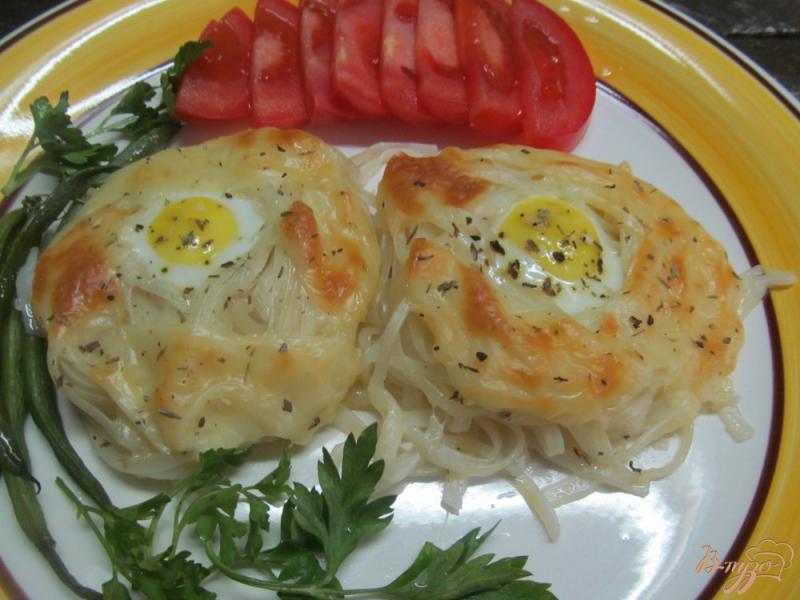 Фото приготовление рецепта: Гнезда из макарон с яйцом под сырной корочкой шаг №4