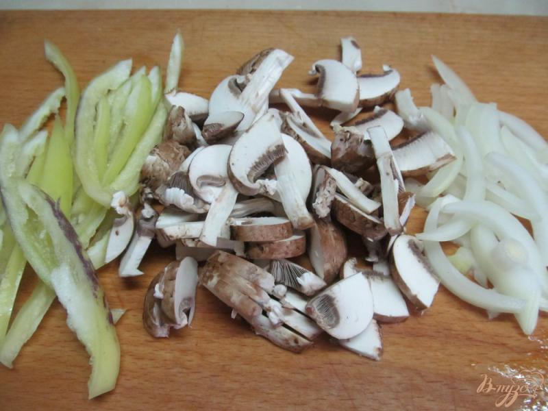 Фото приготовление рецепта: Полента с жареными овощами и куриной печенью шаг №4