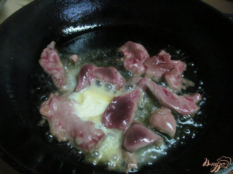 Фото приготовление рецепта: Полента с жареными овощами и куриной печенью шаг №6