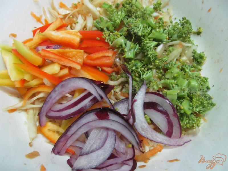 Фото приготовление рецепта: Салат из капусты с брокколи шаг №2