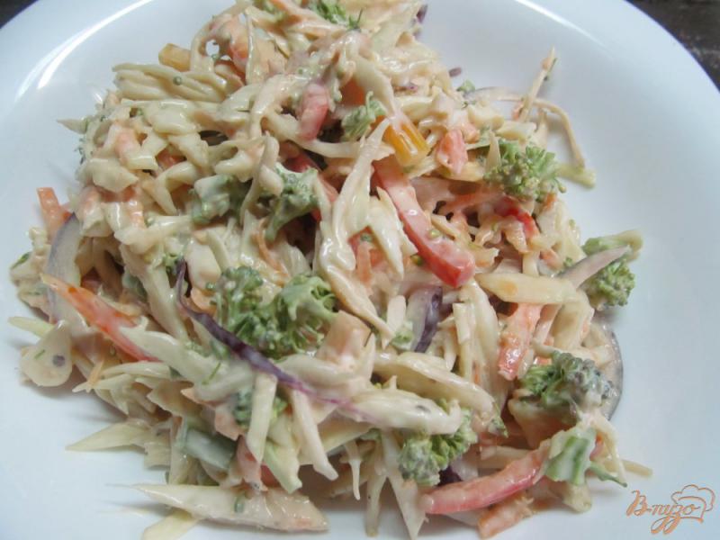 Фото приготовление рецепта: Салат из капусты с брокколи шаг №4