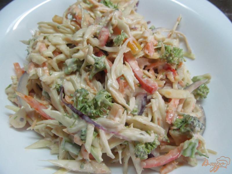 Фото приготовление рецепта: Салат из капусты с брокколи шаг №5