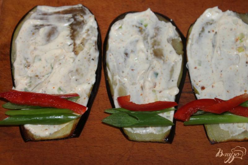 Фото приготовление рецепта: Баклажанные рулеты с перцем и зеленым луком шаг №5