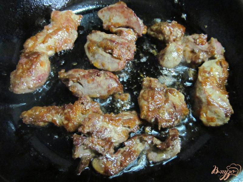 Фото приготовление рецепта: Куриная печень в кисло-сладком соусе с томатом шаг №4