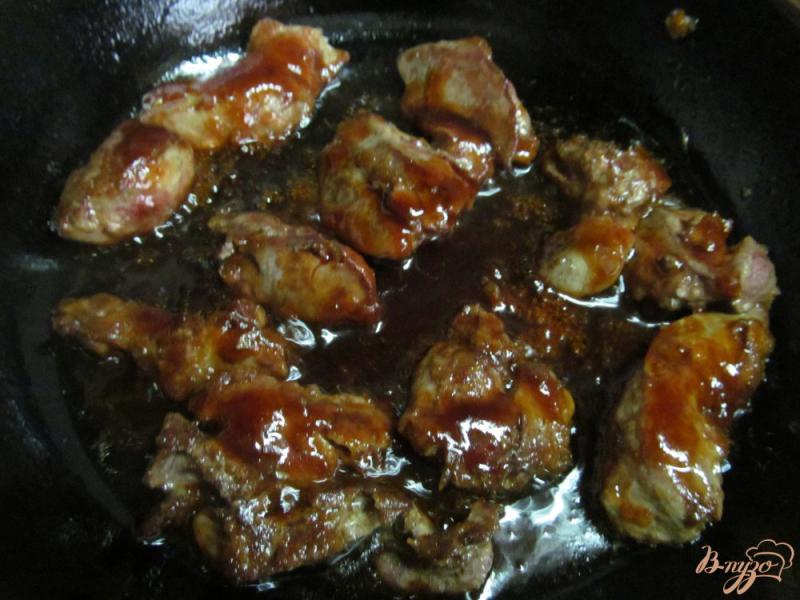 Фото приготовление рецепта: Куриная печень в кисло-сладком соусе с томатом шаг №5