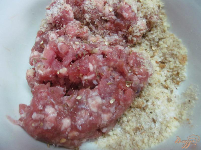 Фото приготовление рецепта: Свиные колбаски на овощах шаг №4