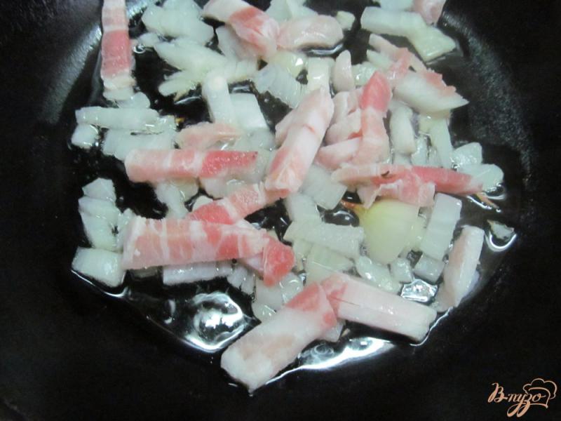 Фото приготовление рецепта: Свиные колбаски на овощах шаг №1