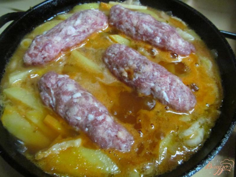 Фото приготовление рецепта: Свиные колбаски на овощах шаг №5