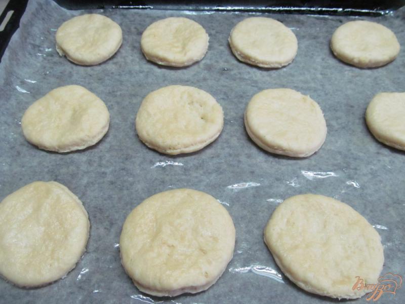 Фото приготовление рецепта: Закусочные булочки на соде шаг №5