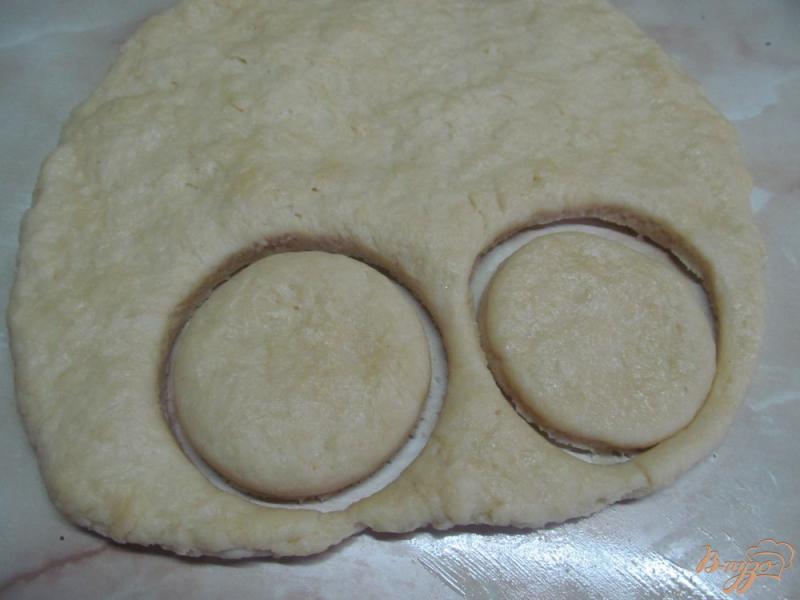 Фото приготовление рецепта: Закусочные булочки на соде шаг №4