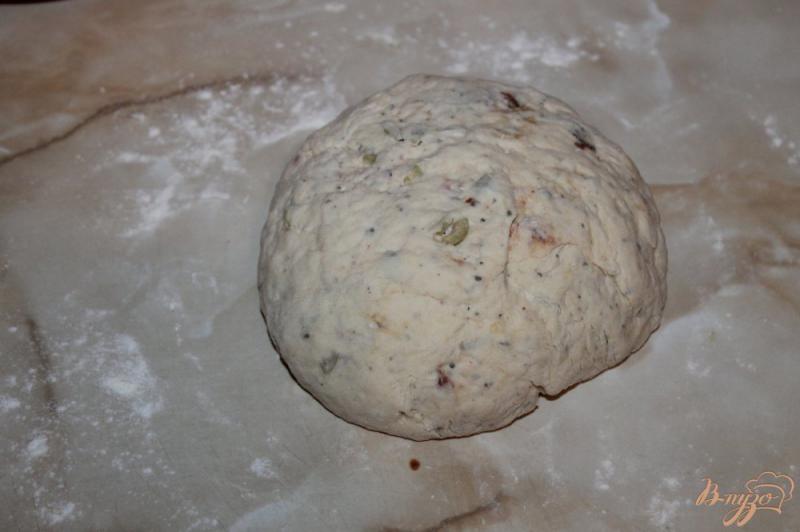 Фото приготовление рецепта: Соленый пирог с оливками и вялеными томатами шаг №5