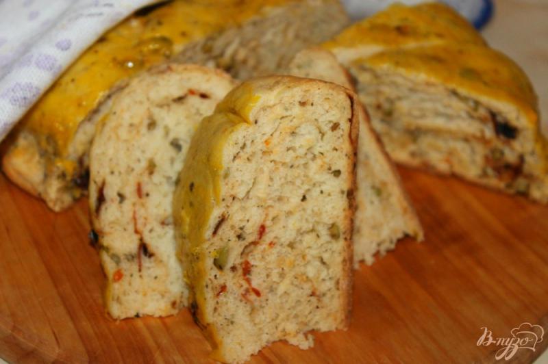 Фото приготовление рецепта: Соленый пирог с оливками и вялеными томатами шаг №7