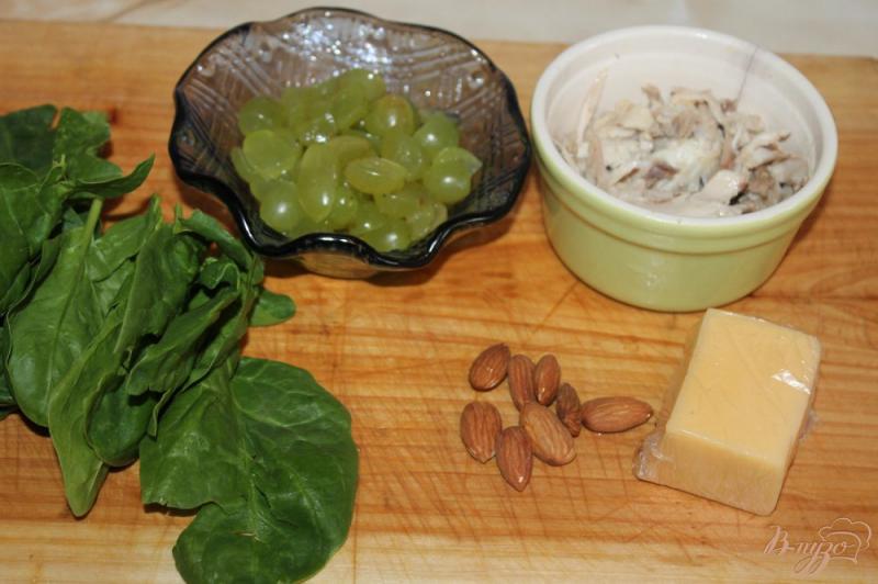 Фото приготовление рецепта: Салат с виноградом, сыром и курицей шаг №1