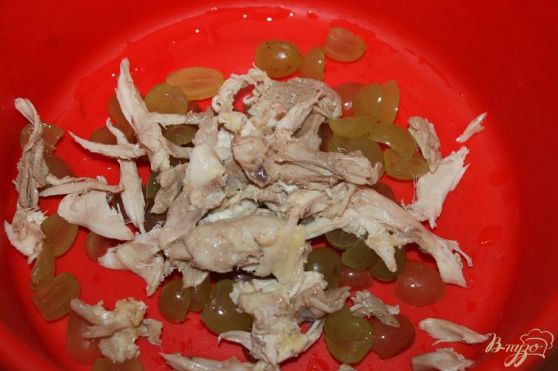 Фото приготовление рецепта: Салат с виноградом, сыром и курицей шаг №2