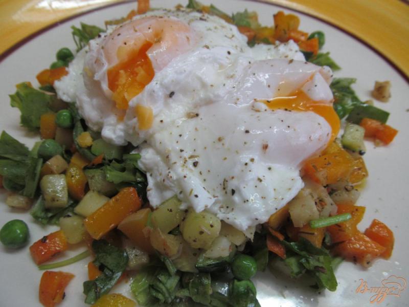 Фото приготовление рецепта: Яйцо пашот на овощах шаг №5