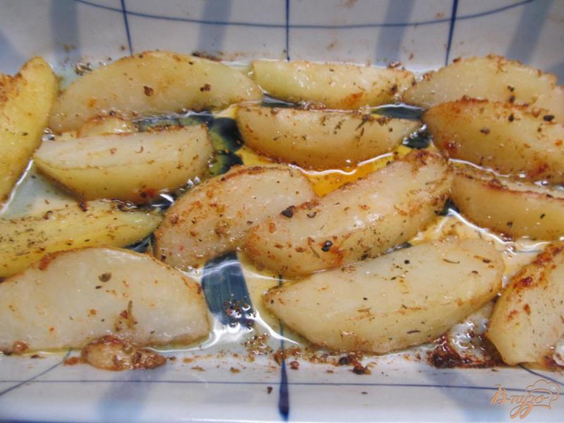 Фото приготовление рецепта: Салат с печеным картофелем и рыбой горячего копчения шаг №2